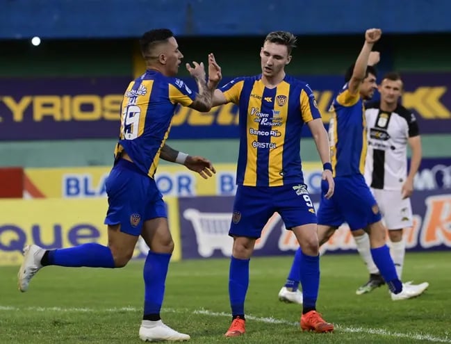Lucas Barrios y Paul Charpentier, celebrando el primer gol de Luqueño.