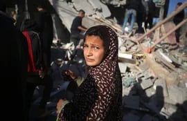 EDITORS NOTE: Graphic content / A Palestinian girl reacts to the rubble of a house in Deir el-Balah in the central Gaza Strip after an Israeli strike on January 10, 2024, amid ongoing battles between Israel and the Palestinian militant group Hamas. (Photo by AFP)