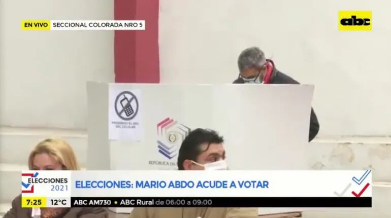 El presidente de la República, Mario Abdo Benítez, fue el primero en depositar su voto en la seccional N° 5 de Asunción. Tardó solo dos minutos en hacerlo.