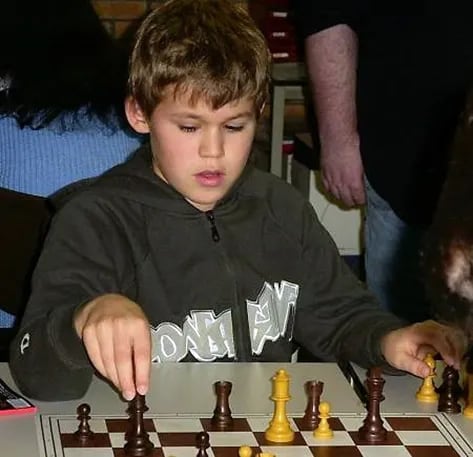 Magnus Carlsen analizando la partida con su rival Ernst en Wijk aan Zee 2004.