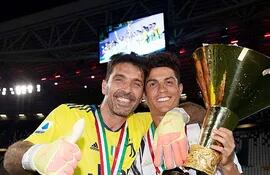 Gianluigi Buffon y Cristiano Ronaldo, con el trofeo de campeón.