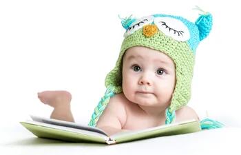Los bebés leen con las manos, con el tacto, con las imágenes y con los sonidos.