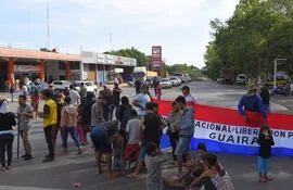 Nativos de la comunidad Isla Hú de Paso Yobái, se adhirieron a la manifestación de camioneros en Villarrica.