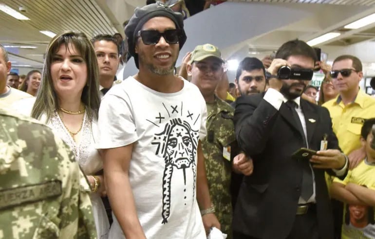 Ronaldinho y la empresaria Dalia López, el 4 de marzo de 2020, a su llegada a nuestro país.