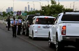 Militares y policías controlando a las personas que circulaban por la avenida Costanera de Asunción durante la etapa de "cuarentena total".