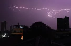 Meterología anuncian tormentas para Asunción y 14 departamentos.
