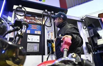 Con una gran cantidad de estaciones de servicio en el país, también se van registrando las subas de los combustibles.