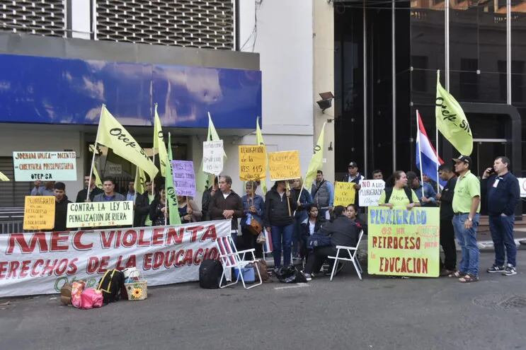 Manifestación de docentes frente al MEC. Exigen la liberación de rubros
