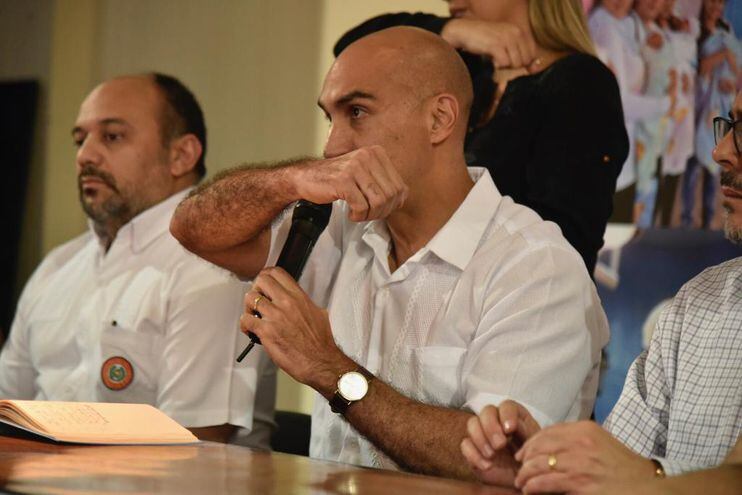 El ministro de Salud, Julio Mazzoleni muestra la manera correcta de toser o estornudar, en la sangradura del brazo.