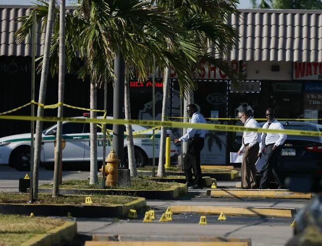 La policía de Miami-Dade busca evidencia en el sitio donde ocurrió el tiroteo, en Hialeah, Florida.