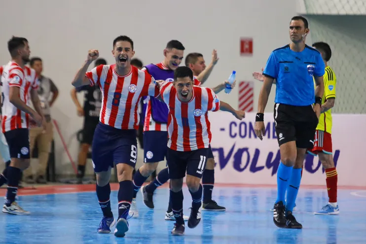 Los jugadores de la selección paraguaya de Futsal FIFA celebran la clasificación a las semifinales de la Copa América 2024 y al Mundial Uzbekistán 2024.