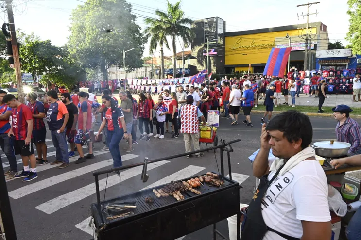 Hinchas de Cerro Porteño formando fila para ingresar a la Nueva Olla.