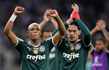 Danilo, autor del gol del empate, y Gustavo Gómez, capitán del Palmeiras, saludan al término del partido que empataron 2-2 con Atlético Mineiro.