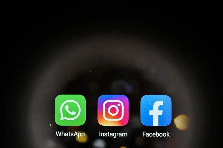 Las muy populares redes sociales de Facebook, WhatsApp e Instagram sufrieron un corte general durante horas el día de ayer.