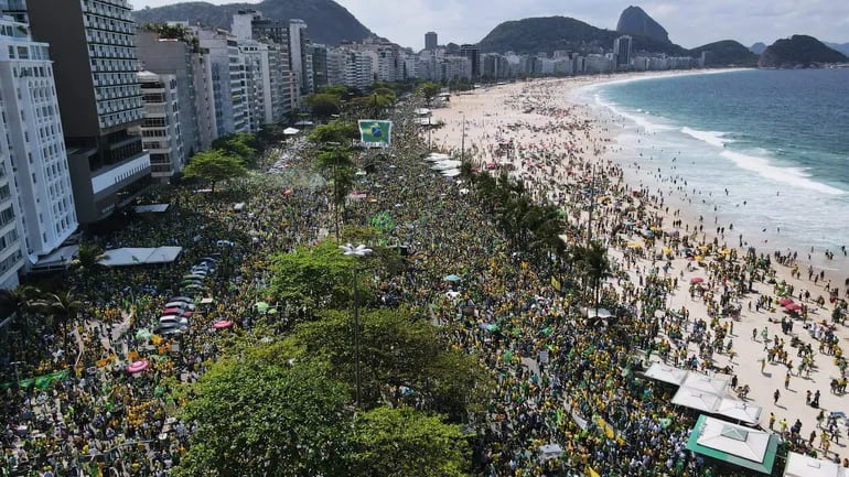 Simpatizantes del presidente Jair Bolsonaro durante una manifestación hoy, día de la Independencia brasileña, en la playa Copacabana de Río de Janeiro (Brasil). Además de las manifestaciones convocadas por la extrema derecha, grupos de oposición también salen a las calles este martes, cuando Brasil celebra el aniversario de su independencia. (EFE/Antonio Lacerda)