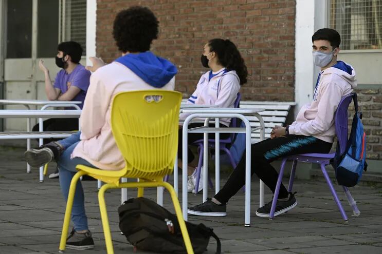 Estudiantes de secundaria dan clase en el patio de su escuela en Buenos Aires, Argentina.