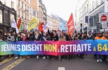 "Los jóvenes dicen NO a la jubilación a los 64 años" reza un enorme pasacalles en una manifestación en París.