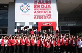 Plantel directivo y de  funcionarios de la compañía aseguradora Asepasa Seguros.