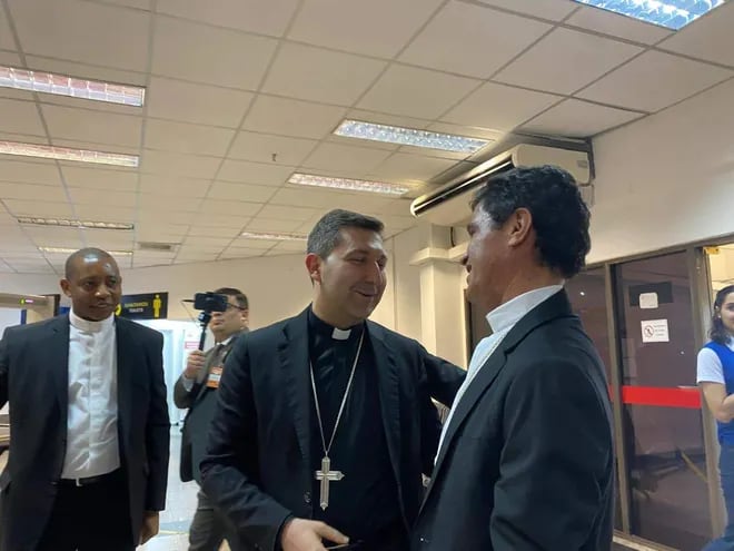 El nuevo nuncio, monseñor Vincenzo Turturro, (centro) fue recibido por el secretario general de la Conferencia Episcopal Paraguaya, Mons. Amancio Benítez, obispo de Benjamín Aceval.