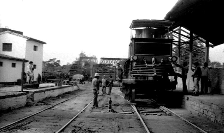 Un tren saliendo de la estación central del Ferrocarril Carlos A. López a fines de los '60.