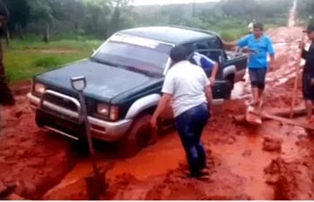 Un grupo de vecinos de la colonia Estrellita de San Vicente Pancholo procuran liberar una camioneta que quedó estancada en un profundo charco.