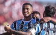 Mathías Villasanti (d), futbolista de Gremio de Porto Alegre, festeja un gol con André Henrique (i) en el partido contra Brasil de Pelotas por el Estadual Gaúcho 2024.