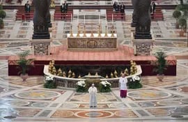 Esta foto, tomada el 12 de abril de 2020 por los medios del Vaticano, muestra al Papa Francisco (parte inferior C) entregando su mensaje de Urbi et Orbi después de la misa del domingo de Pascua.