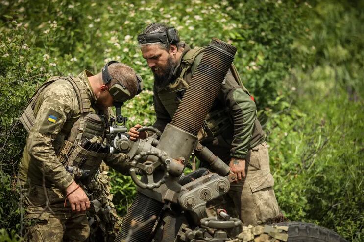 Soldados ucranianos se preparan a abrir fuego con un mortero en la zona de Bajmut, el pasado martes.