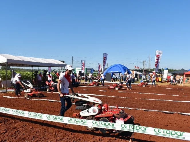 La competencia de motocultores fue un suceso durante la muestra realizada en Colonia Yguazú.