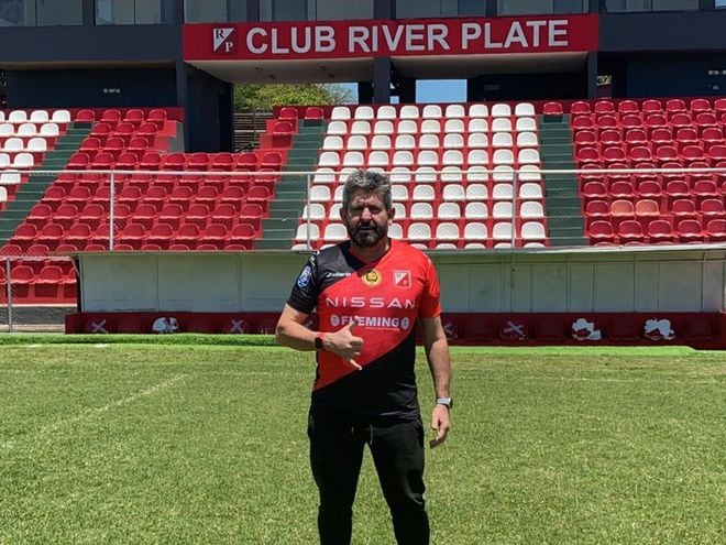 Humberto Ovelar con la camiseta de River Plate en los Jardines del Kelito.