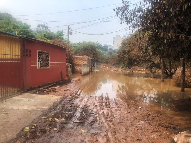 El desborde del arroyo Acaraymi alcanza otra vez las casas en la zona ribereña del barrio San Rafael de Ciudad del Este.