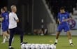 El delantero Kylian Mbappé y el seleccionador, Didier Deschamps, durante el entrenamiento de Francia, este jueves en Al Sadd, preparatorio para el partido de cuartos de final del Mundial Qatar 2022 que les enfrenta a Inglaterra. EFE/ Alberto Estévez