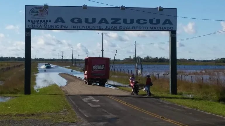 Por falta de limpieza de los cauces hídricos de los esteros del Ñeembucú, con cada grandes lluvias inunda siempre los distritos de Guazú Cuá y de Tacuaras.