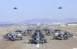 Aviones surcoreanos de combate en formación, este viernes en una base aérea en Suwon, Corea del Sur.