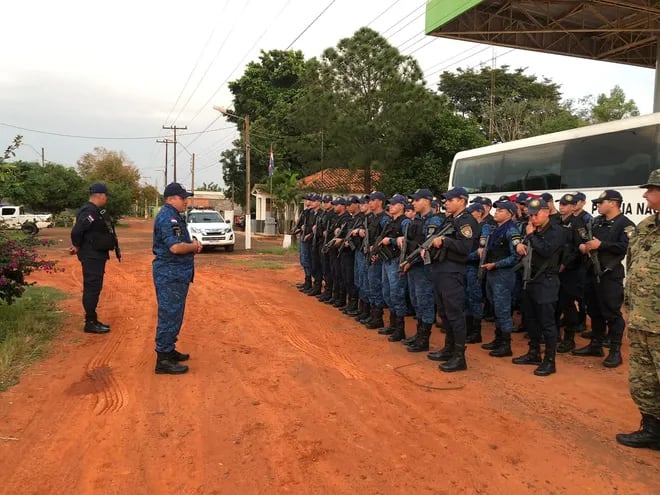 Parte de la comitiva policial que llegó hasta Canindeyú para un operativo llevado a cabo contra Felipe Santiago Acosta Riveros, alias "Macho", y sus 50 sicarios.