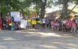 Familias protestaron por el pésimo estado de las aulas del nivel Inicial de la escuela Mauricio José Troche, en Zeballos Cué.