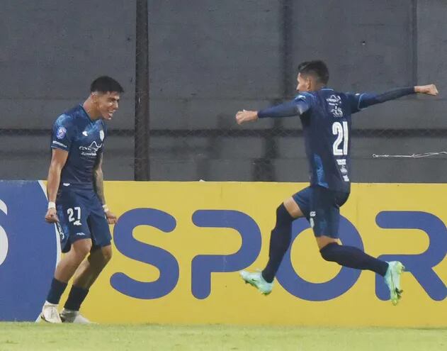 Junior Marabel anotó el primer gol de Guaireña frente a Olimpia y del festejo se acerca a participar Jorge Núñez (21)