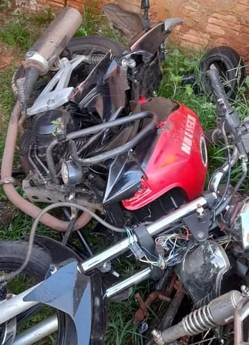 La motocicleta en que se desplazaba la víctima fatal.