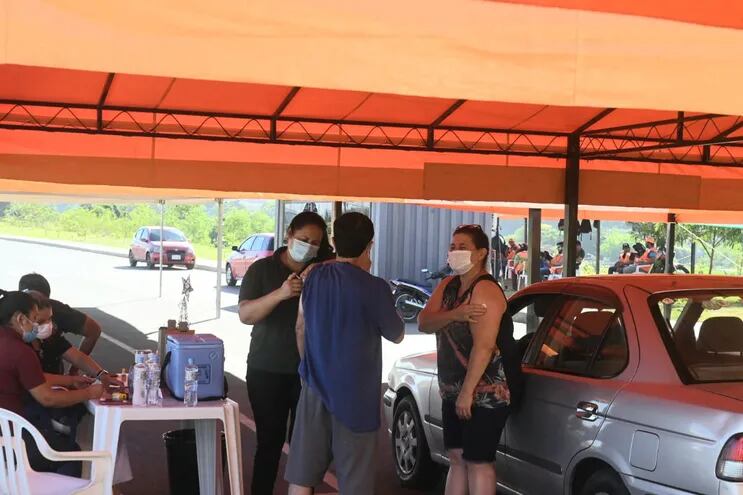 En familia se acercan a vacunarse contra el COVID-19 en la Costanera de Asunción.