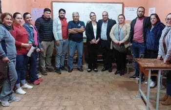 Los padres de familia del Colegio Nacional Defensores del Chaco exigen llamado a concurso para elegir al director de la institución escolar.
