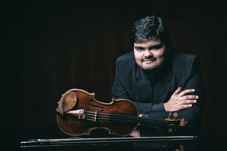 El violinista paraguayo Óscar Aguilar Mas se presentará hoy junto a la OSCA en el Teatro Municipal.