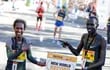 el-atleta-keniano-abraham-kiptum-y-la-etipe-gelete-burka-posan-tras-su-victoria-este-domingo-en-valencia-en-el-medio-maraton-trinidad-alfonso-edp-k-93537000000-1770675.JPG