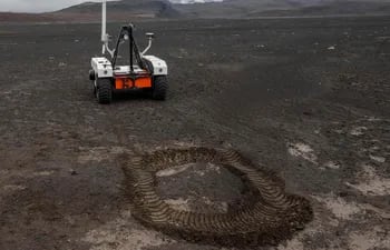 El nuevo robot de la NASA se prepara en el campo de lava  de Lambahraun en Islandia.
