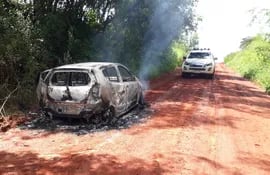 El automóvil utilizado para perpetrar uno de los asaltos fue incinerado en una zona descampada.