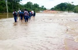 pobladores-de-paso-horqueta-cruzan-caminando-la-ruta-que-hasta-ayer-continuaba-inundada-por-efecto-del-desborde-del-rio-aquidaban--213243000000-1533025.jpg