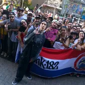 Travis Barker con sus fans paraguayos.