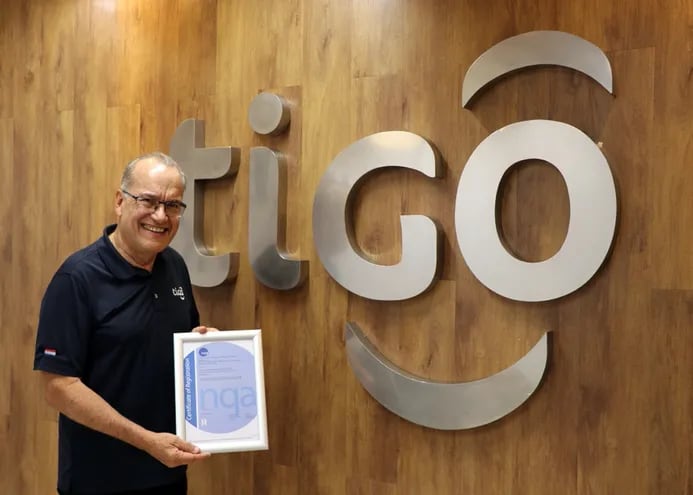 Carlos Blanco, director general de Tigo Paraguay, recibió la certificación en un acto que tuvo lugar en las oficinas de Tigo.