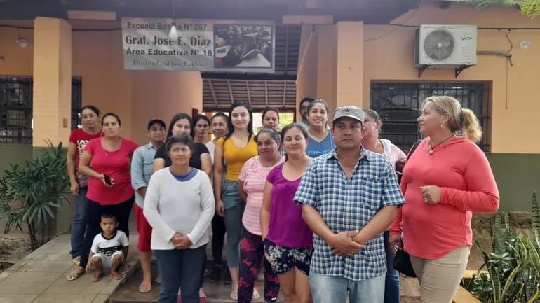 Un grupo de padres de familia de la ciudad de Gral Díaz, reclaman la merienda y el almuerzo escolar para sus hijos.