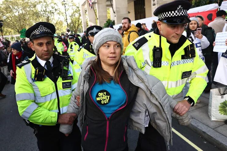 Greta Thunberg es aprehendida durante una manifestación en Londres, el martes.