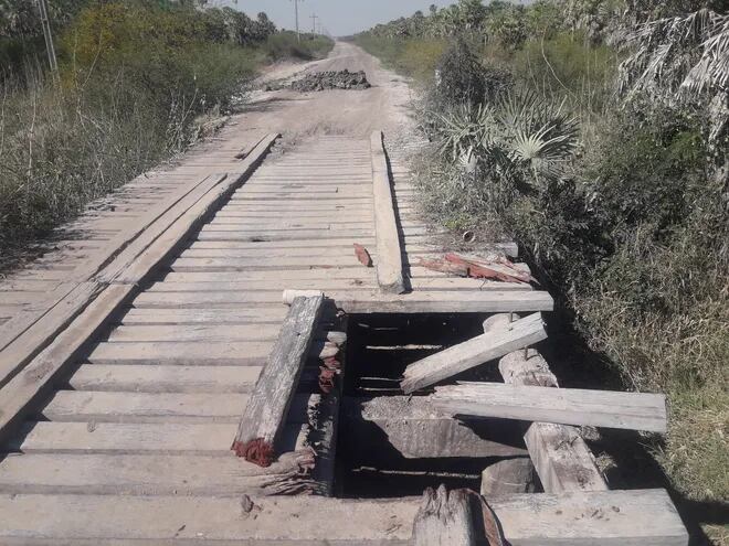 Precaria situación del puente de madera ubicado a unos 12 km, en el camino que conduce a Fuerte Olimpo.